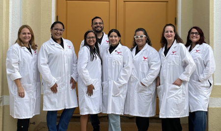 Maestros de escuela secundaria realizan investigación biológica a través del proyecto BIORETS: Biointeractions en el Recinto de Río Piedras de la UPR